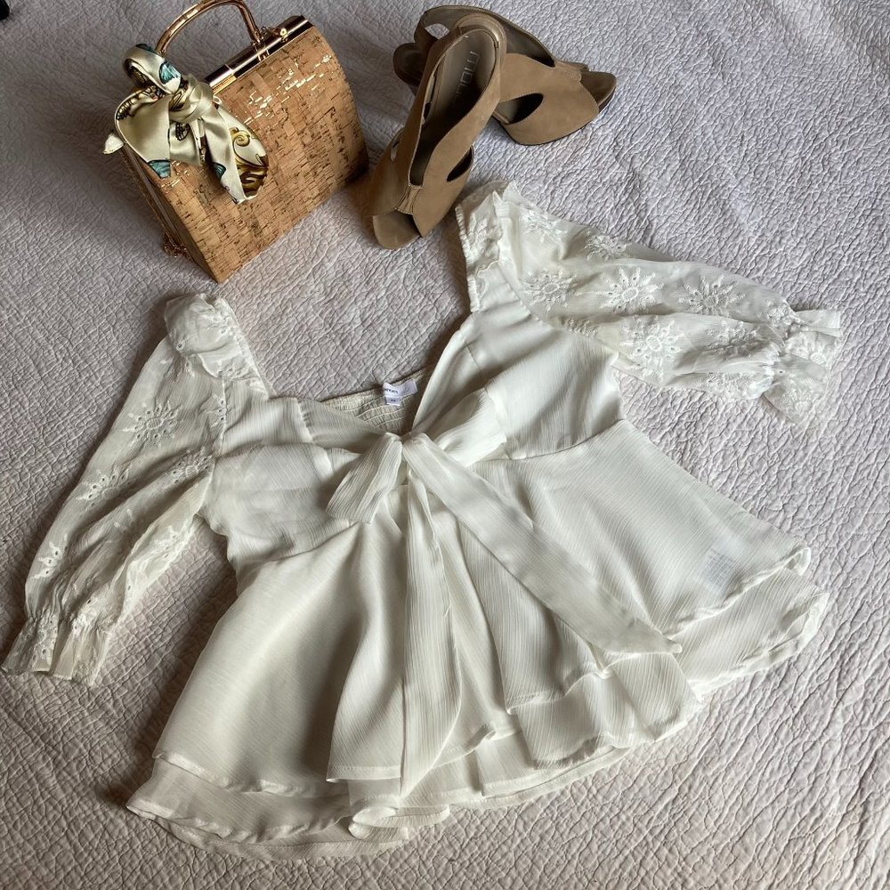 Aeom Off White V-Neck Ruffle Hem Blouse with Eyelet Puffed Sleeve sz XS